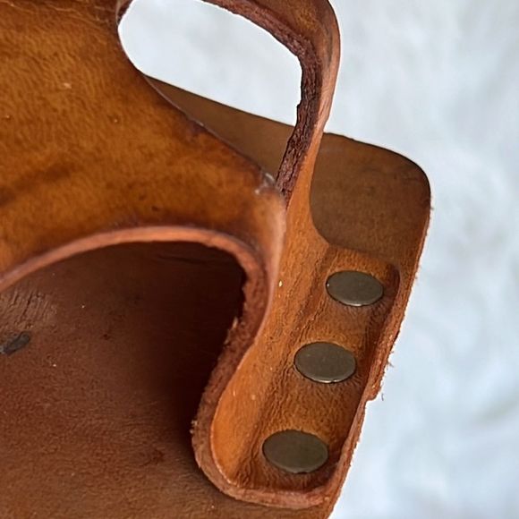 Hardware brown leather belted holder Excellent - Picture 3 of 5